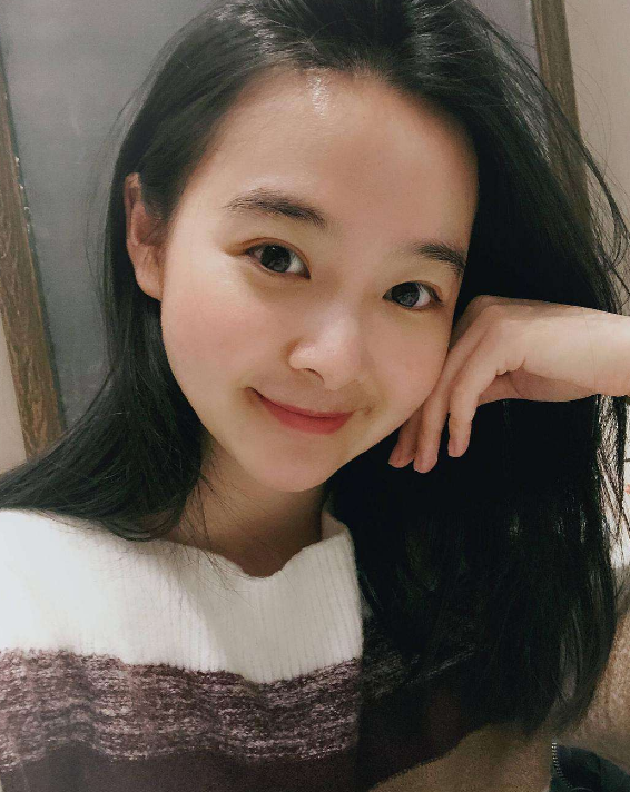 「释小龙」14岁时她把初恋给了释小龙？全网都叫她别整容，27岁长成这样