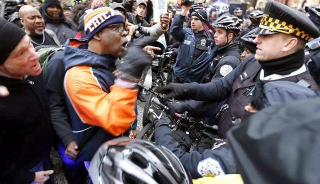 #美国#富豪公开叫板特朗普！14万亿赔偿一分不能少，美媒：比暴乱更可怕