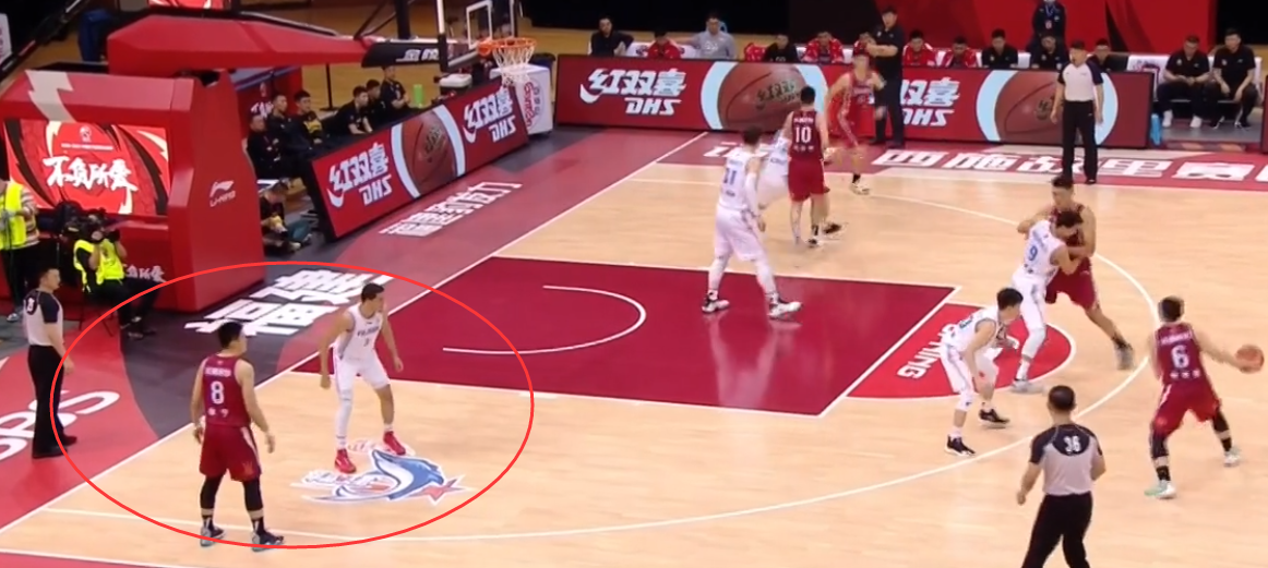 张宁|1投0+0+1！张宁首秀仅9分钟太惨了，镜头都找不到+进攻只能站底角！