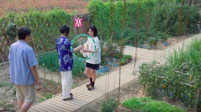 周迅▲《向往的生活》张子枫为何在周迅面前那么胆怯？