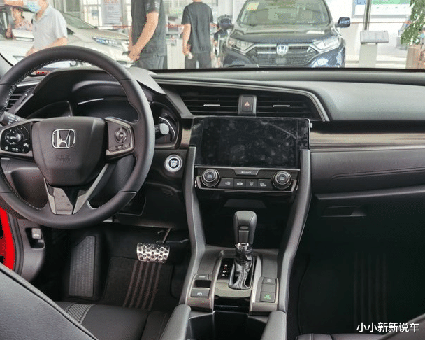 本田思域|全新两厢版本田思域到店，黑色车身获好评，配换挡拨片+泊车雷达
