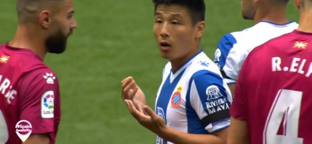 「武磊」第19分钟武磊前插，对方门将红牌罚下！随后，武磊上演上帝之手！