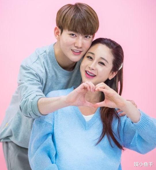 『韩素媛』59岁公公和43岁儿媳十指相扣逛街，24岁老公却靠边站，真是刷三观