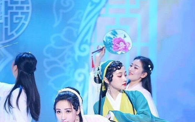「柳岩」当关晓彤版“青蛇”遇上柳岩版“白蛇”，才知瓜子脸有多适合古装
