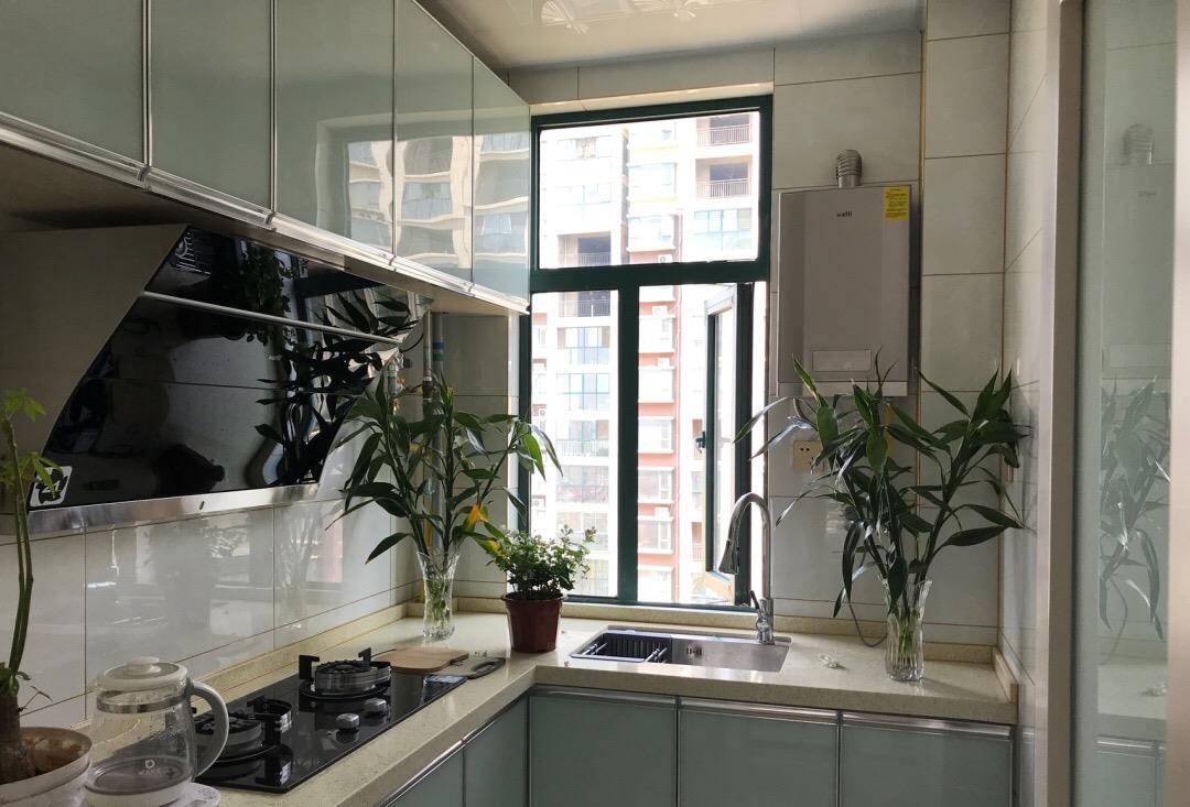 ：带大家看看她两居室新房，入户鞋柜很实用，墙面贴瓷砖是亮点！