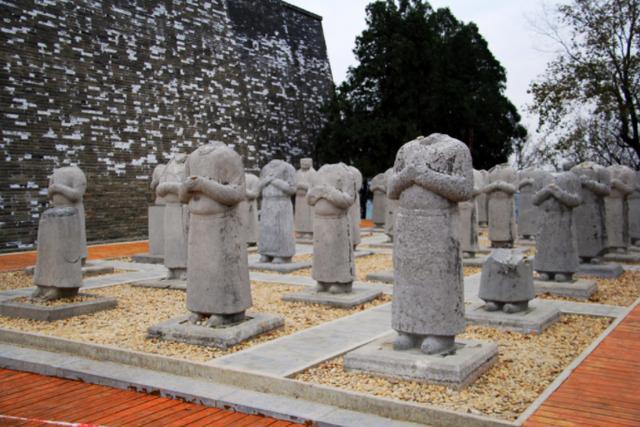 『武则天』武则天墓前有61个无头石人,千百年来难以解释,结果被两位农民解开