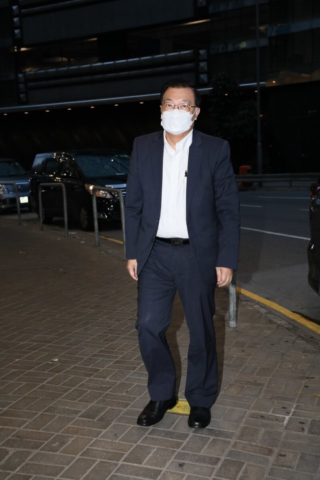 霍启刚|霍老太设灵，朱玲玲与儿子牵手送别前婆婆，霍启刚仨孩子提前离开一脸好奇