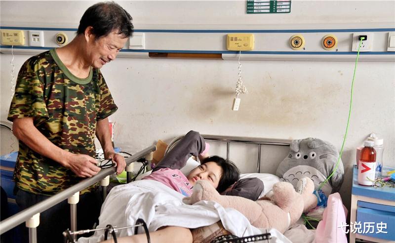 弋说历史|老人垃圾堆捡一女婴，16年辛苦抚养成人，现在日子却乱成一锅粥