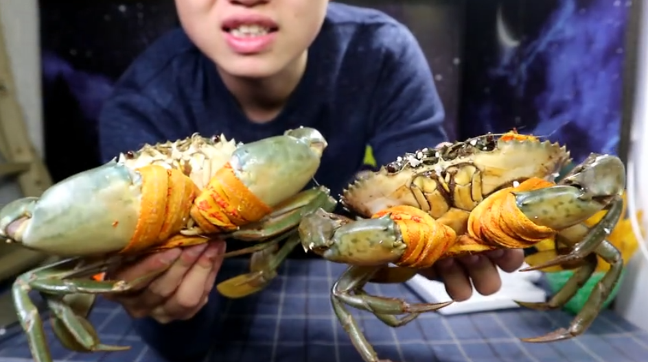 青蟹|最“傻”主播买青蟹，2只花180元，以为赚了，掰开后：人傻钱多！