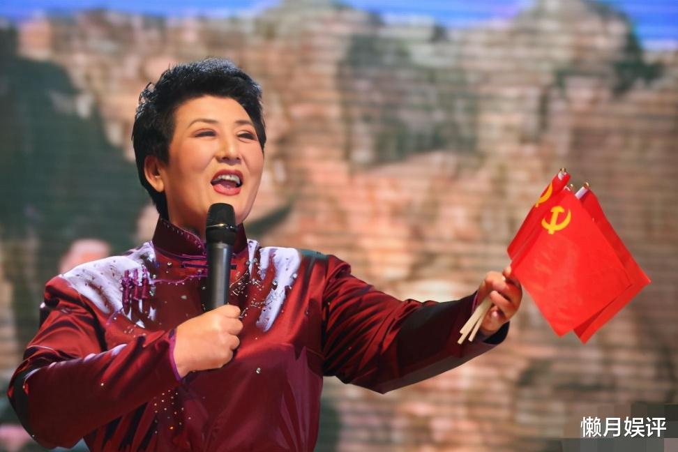 德德玛|痛心！著名歌唱家台上突发脑溢血，右半身瘫痪，今73岁靠轮椅出行