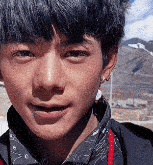 郑伊健|丁真家基因有多强？舅舅酷似郑伊健，弟弟竟长了一张国际超模脸