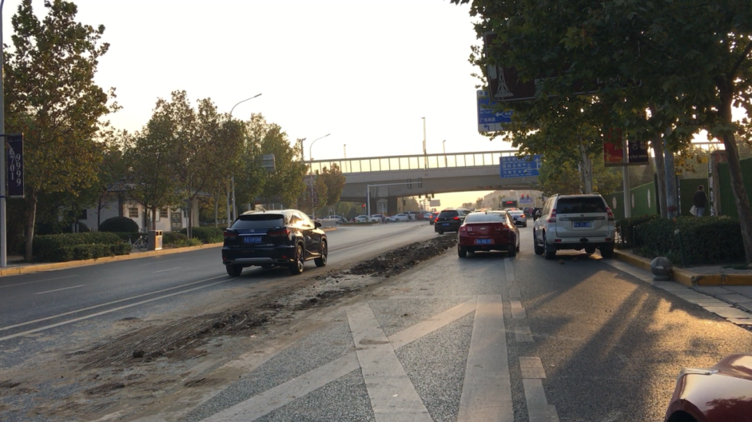 "原"河南交通广播|全城寻找!边跑边撒泥!一辆车“炸”了郑州早高峰!