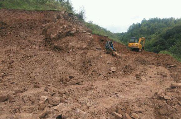 苦逼男开山建房, 3000元买2亩地, 但是平场地花4万多, 还要做护坡