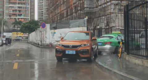 外卖小哥■女司机梅华路过绿灯撞飞外卖小哥！死亡赔偿39万！这样冲绿灯也要负责！