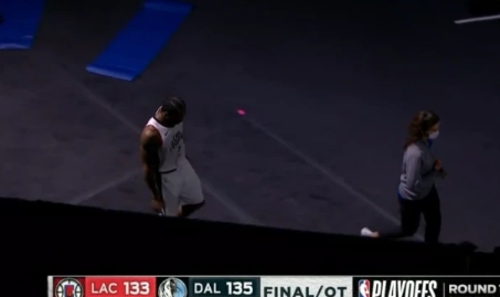 科怀·伦纳德|被东契奇绝杀后，为何伦纳德不等队友，黑着脸直接退场？