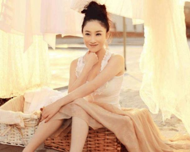 张艺谋|被张艺谋“封杀”的2位女星:一位已退圈,而她报复不成两败俱伤