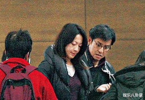 谭咏麟|他与妻子相约丁克,却和情人生子留数亿财产,今原配含泪出家向佛