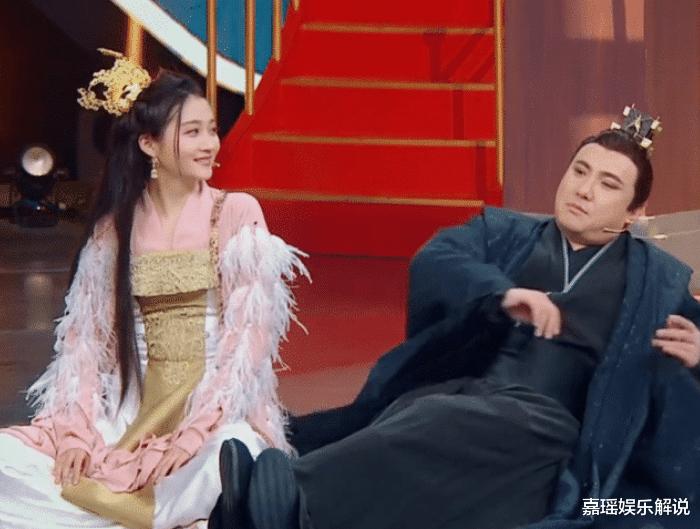 『关晓彤』关晓彤在舞台上东北躺，伸出腿时工作人员吓坏了