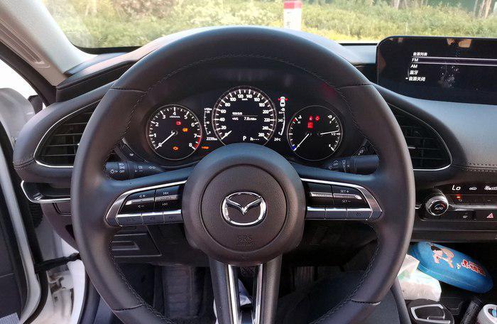 大众朗逸:开完马自达3昂克赛拉,16万再提雪铁龙C4L,车主:六个字