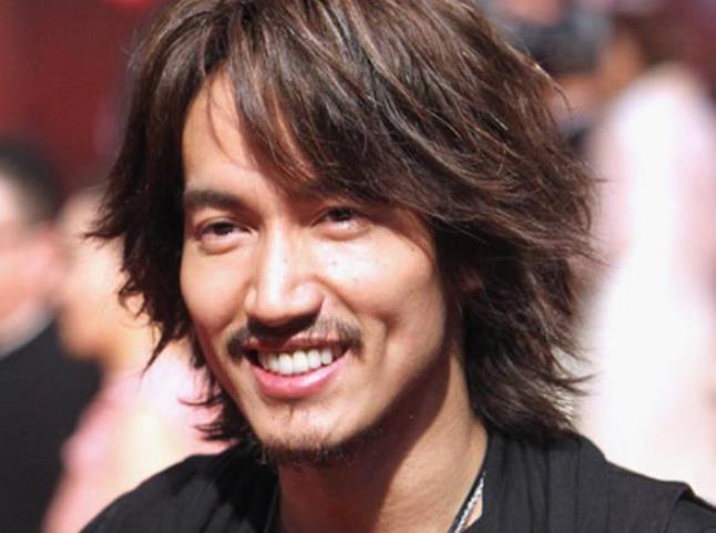 「发型」言承旭出道19年从没有换过发型，当他掀起刘海那刻，粉丝：打扰了