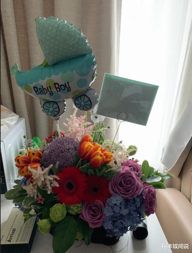 [香港]香港富豪赵世曾喜获孙子！亲自带花前去探望，曾自言要什么送什么