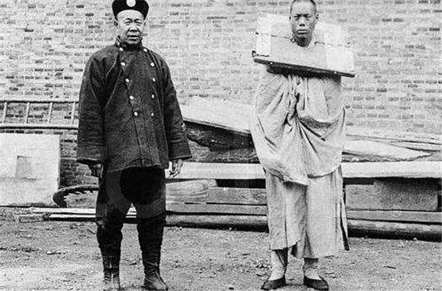 张灵甫■英国人目击清朝刑场砍头，见到围观群众在欢呼，留下一句评价