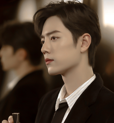 肖战|肖战最新剧照流出，他造型不是重点，看清身边女主颜值：是战哥高攀了