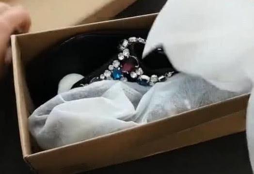 「」买了几十年鞋，才知道鞋盒里的那层白布这么重要，以前太浪费了
