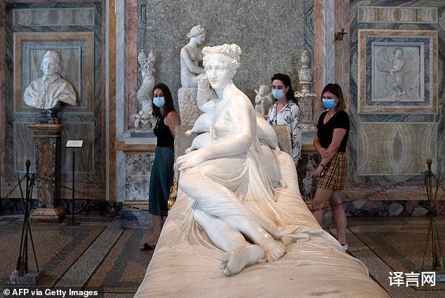 奧地利遊客半臥雕像上，“歐洲第一美人”被壓斷3根腳趾，兩百年藝術品遭毀-圖5