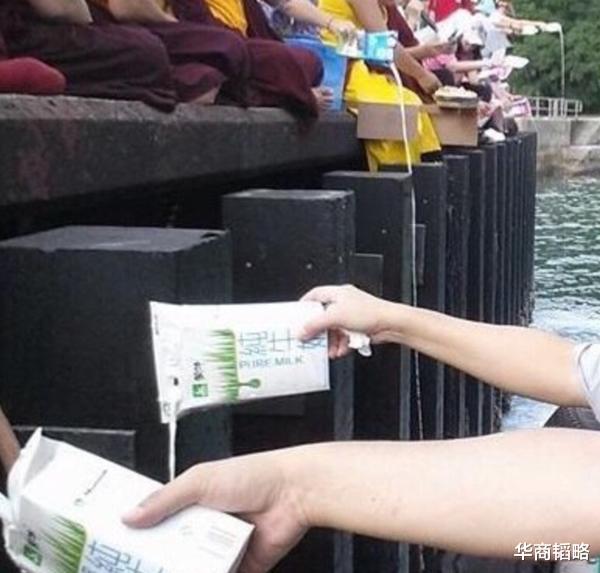 华商韬略|放生蟑螂矿泉水功德加倍？这些人把积累功德变割韭菜，敛财百万！