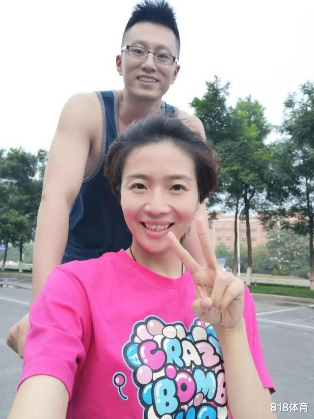 「袁灵犀」魏秋月为儿子办百日宴！萌娃抱女排图书咧嘴笑，老公袁灵犀跟队缺席