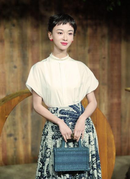 「吴谨言」吴谨言剪眉上刘海秀精致五官，穿白衬衫配印花裙，气质清新又文艺
