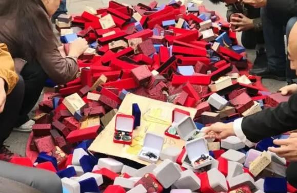 「玛瑙」曾经数万元的玉器，如今沦为地摊货，给钱就卖