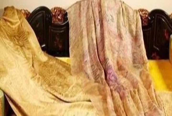 「无人问津」拍卖会一“袈裟”无人问津，此人8万捡漏转手就卖1.3亿