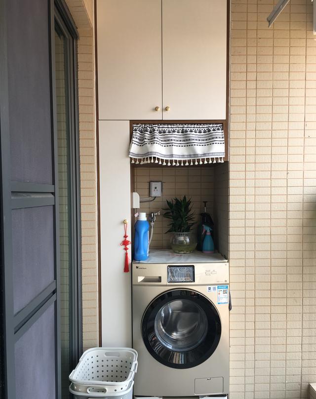 「」北欧风遍地是，我家清爽耐看，胡桃木家具配白色定制柜漂亮极了！