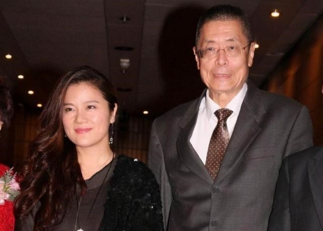 赌王|81岁钢琴师当爸，完胜赌王78岁当爸纪录，夫妻年龄相差36岁