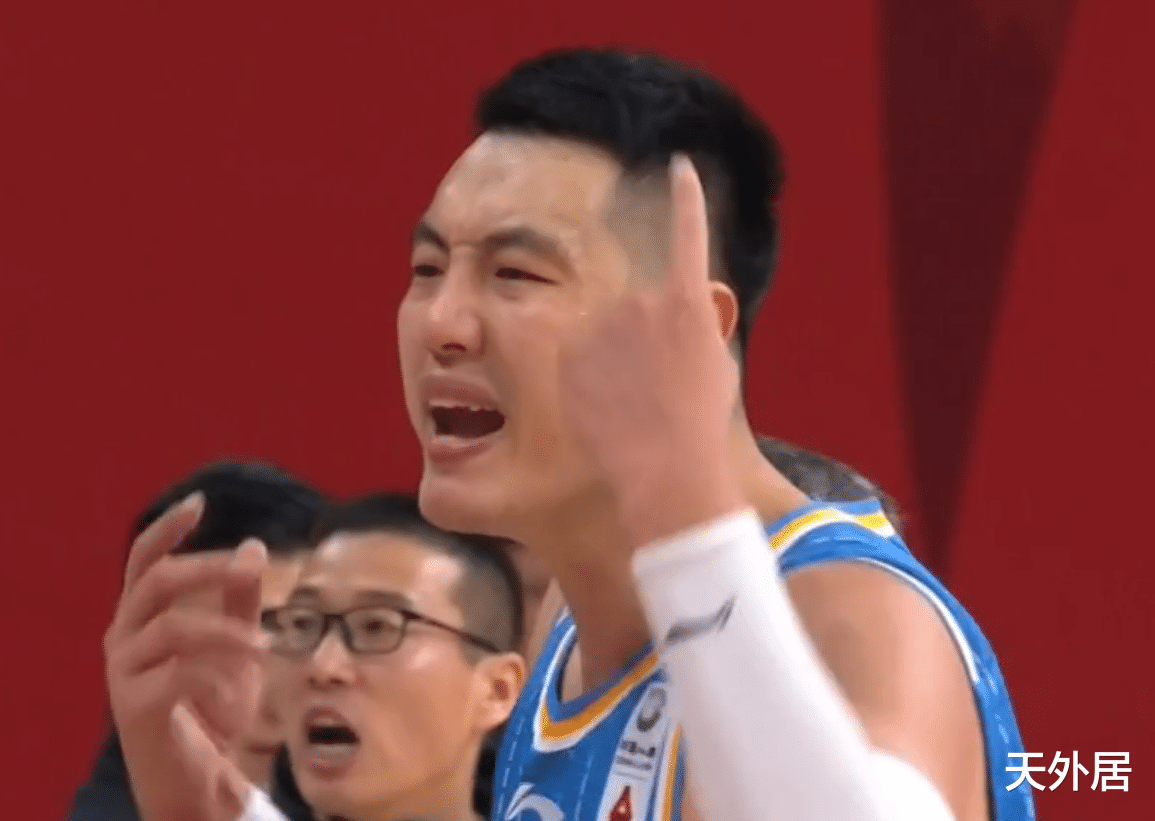 北京男篮|突发！北京男篮被判压哨“垫脚”，不满判罚一度罢赛，多人吼裁判