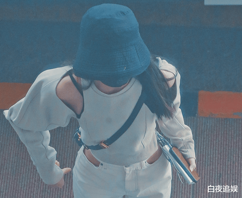 赵丽颖■赵丽颖现身机场被拍，大家都在关注她的腰，却没注意到冯绍峰