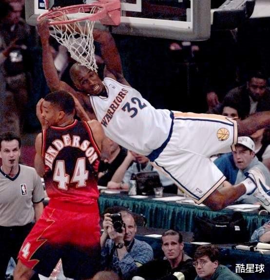 「史密斯」力压加内特当选NBA状元，却被暗箱操作毁掉生涯，如今几乎破产