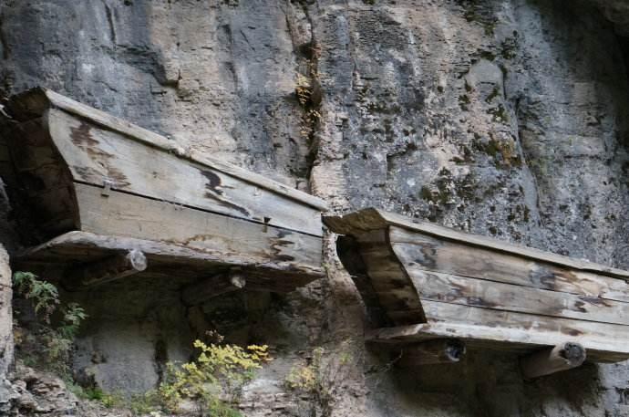 历史解密坊|山西宁武有“诡异”悬棺，游人可以从棺体的缝隙，窥视到里面东西