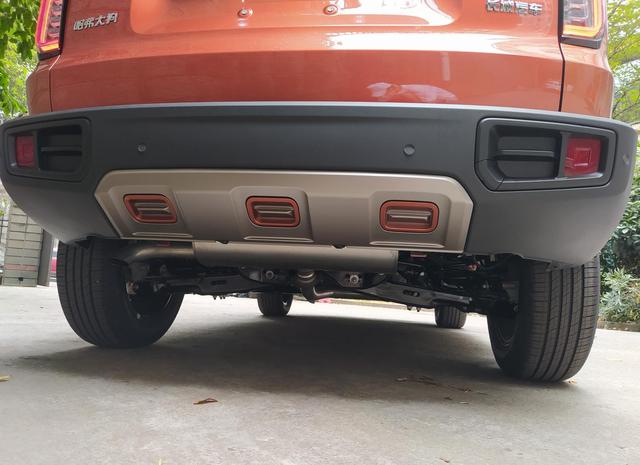 哈弗|实拍哈弗大狗：承载式车身，通过性却很高，内饰科幻