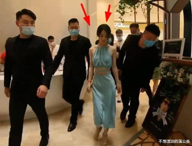 #赵丽颖#赵丽颖穿“银针鞋”亮相,手上没戴婚戒,路人镜头下暴露真实身高