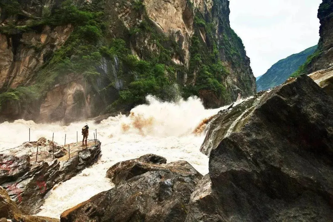 虎跳峡|虎跳峡现超级山洪惊涛骇浪,光看图片腿就软了……