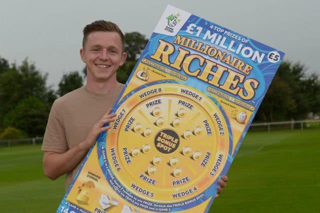 『标题党』男子去加油时跟着前面的人买了一张刮刮卡，结果中了800多万