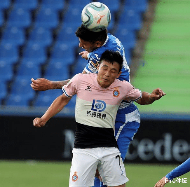 「武磊」6.3分！武磊踢出血性之战: 硬抗高中卫＋倒地舍命铲断令对手抓狂