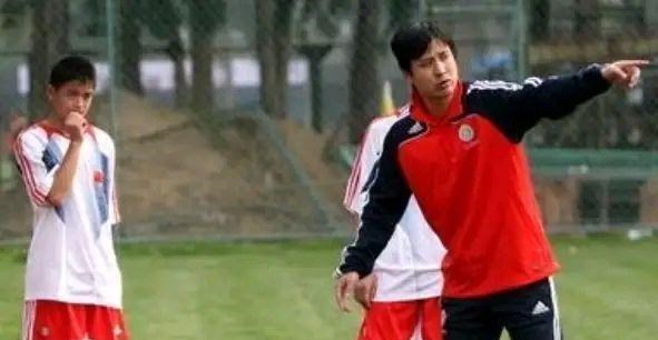 国足|44岁国足功勋出狱4年，他曾踢假球成阶下囚，如今两鬓斑白成大爷