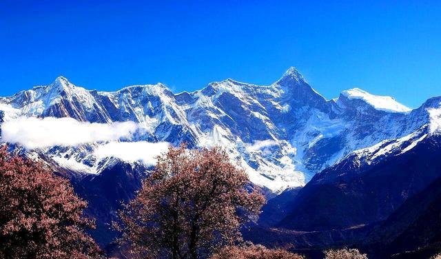 西藏 我国有座美丽的山峰，因一年四季被云雾笼罩，被称为“羞女峰”