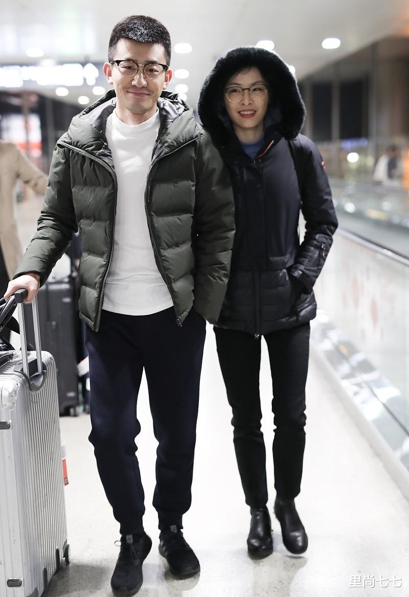 #浓妆#吴敏霞和丈夫走机场，穿棉服麻杆腿好惹眼，难得浓妆红唇气质大变