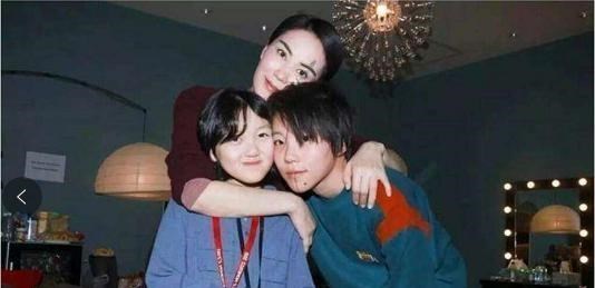 冯小刚|王菲13岁女儿和冯小刚29岁女儿，同患兔唇，如今却有着天壤之别
