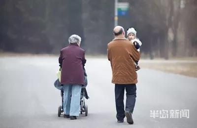 半岛新闻客户端|孙子把十几只鸡玩得不下蛋，爷爷憋出焦虑症！网友：隔代带娃现实的无奈